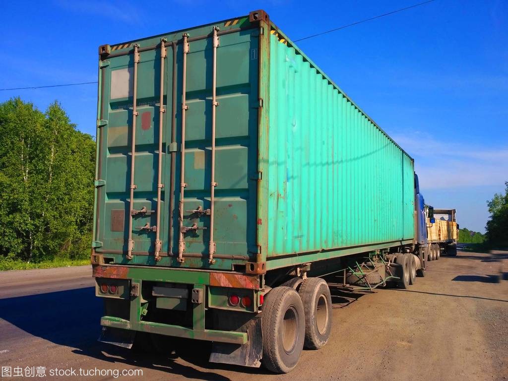 卡車裝載貨物 道路貨物運輸?shù)暮诵沫h(huán)節(jié)與優(yōu)化策略